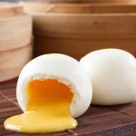 Cách làm bánh bao kim sa nhân trứng muối tan chảy
