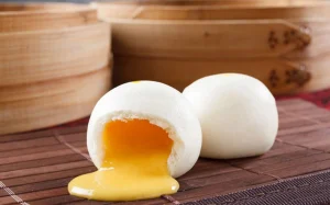 Cách làm bánh bao kim sa nhân trứng muối tan chảy